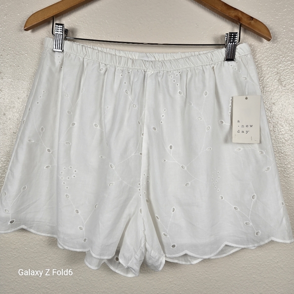 a new day Pants - A‎ New Day White Eyelet Embroidered Cotton Shorts Scallop Hem Women’s M NWT